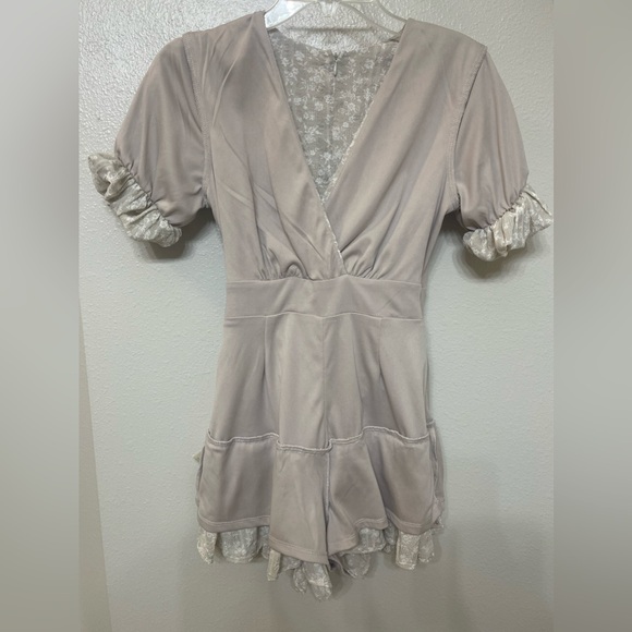 Altar’d State Beige Floral Skorts Romper Wmn Size XS - Picture 8 of 9